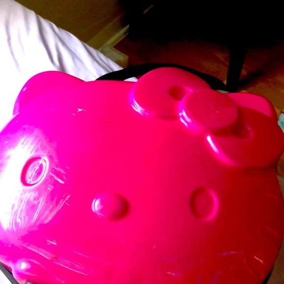 I am selling a hello kitty suite case it is pink with a zipper the zipper works. - Picture 1 of 4